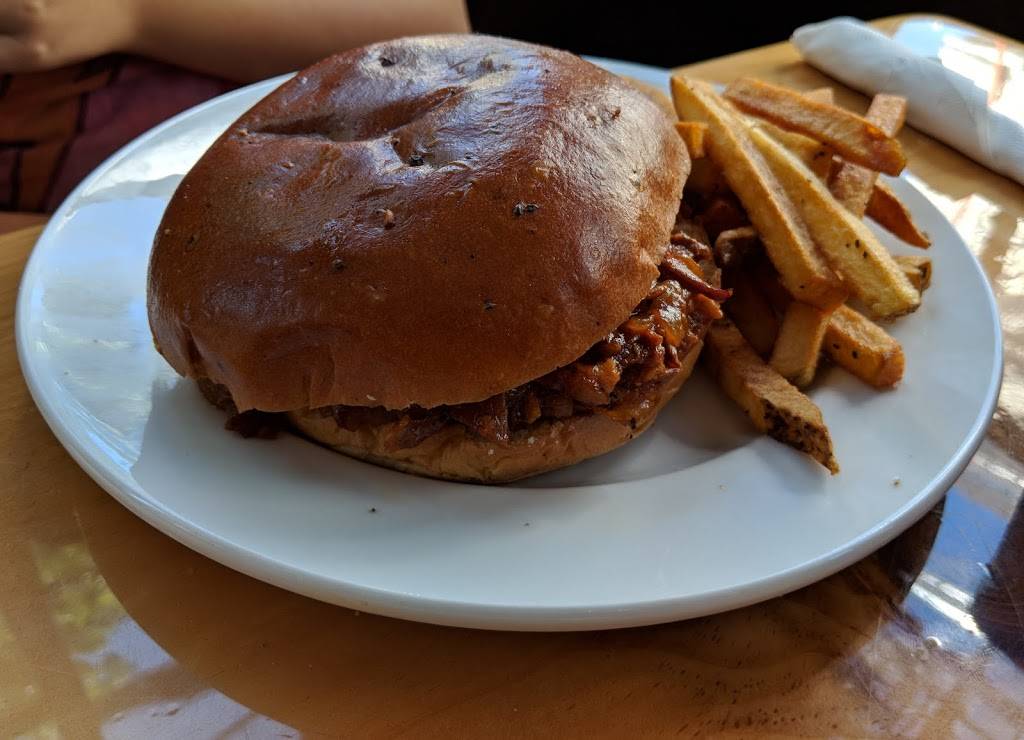 The Squealing Pig | restaurant | 335 Commercial St, Provincetown, MA 02657, USA | 5084875804 OR +1 508-487-5804