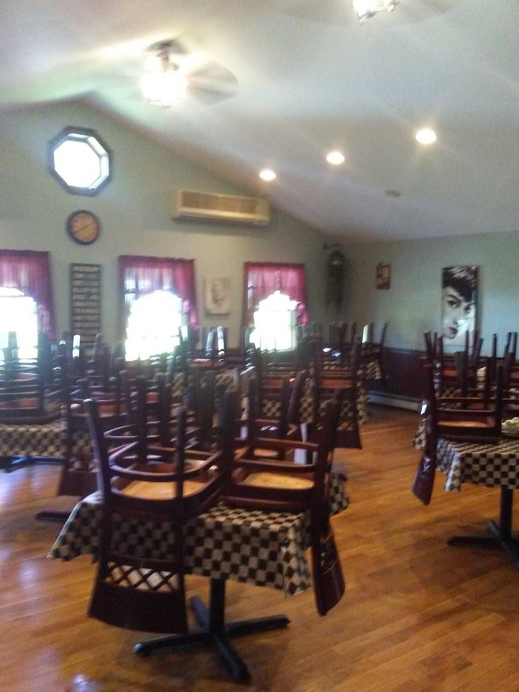 Francos Bistro | restaurant | 907 Roosevelt Trail, Windham, ME 04062, USA | 2078923700 OR +1 207-892-3700