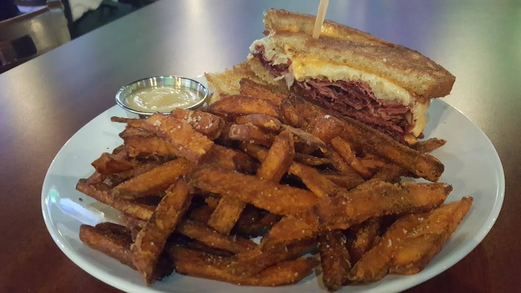 Uncle Chucks | restaurant | 401 Sunrise Hwy, West Islip, NY 11795, USA | 6314828336 OR +1 631-482-8336