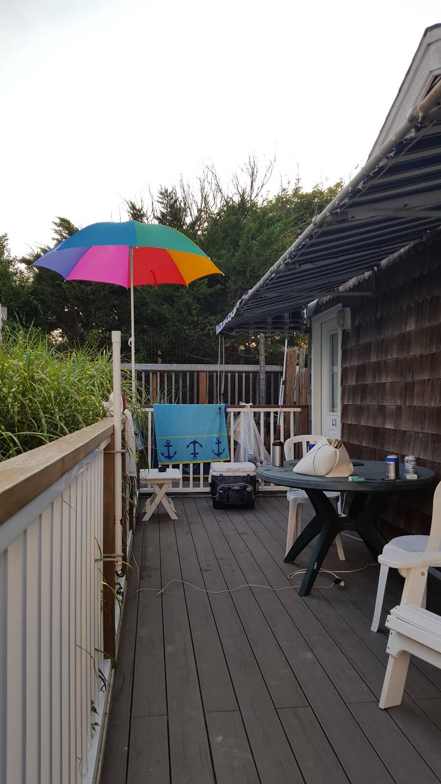 Hurricanes Bar & Grill | restaurant | 25 Cayuga Walk, Ocean Beach, NY 11770, USA | 6315838000 OR +1 631-583-8000