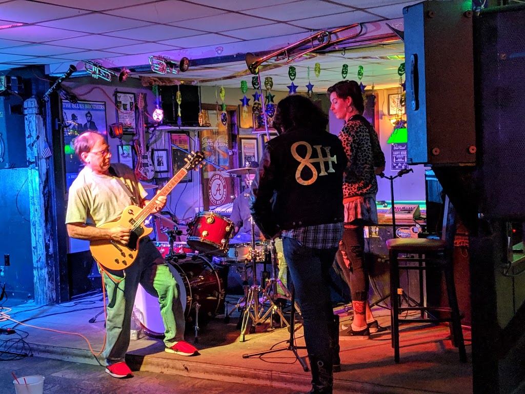 Blues Tavern | restaurant | 2818 Government Blvd, Mobile, AL 36606, USA | 2514797621 OR +1 251-479-7621