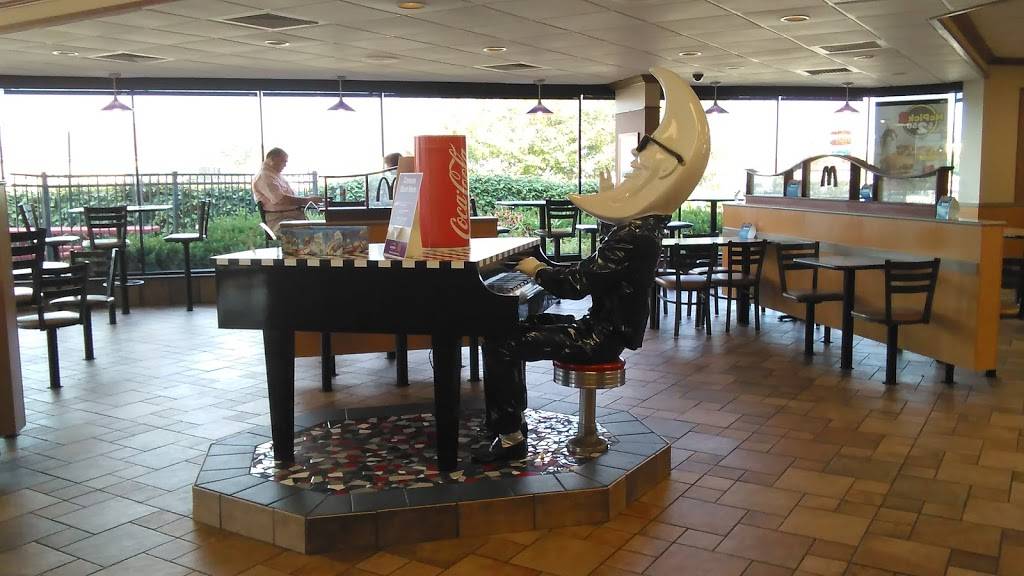 McDonalds | cafe | 6101 Cambridge Way, Plainfield, IN 46168, USA | 3178391241 OR +1 317-839-1241