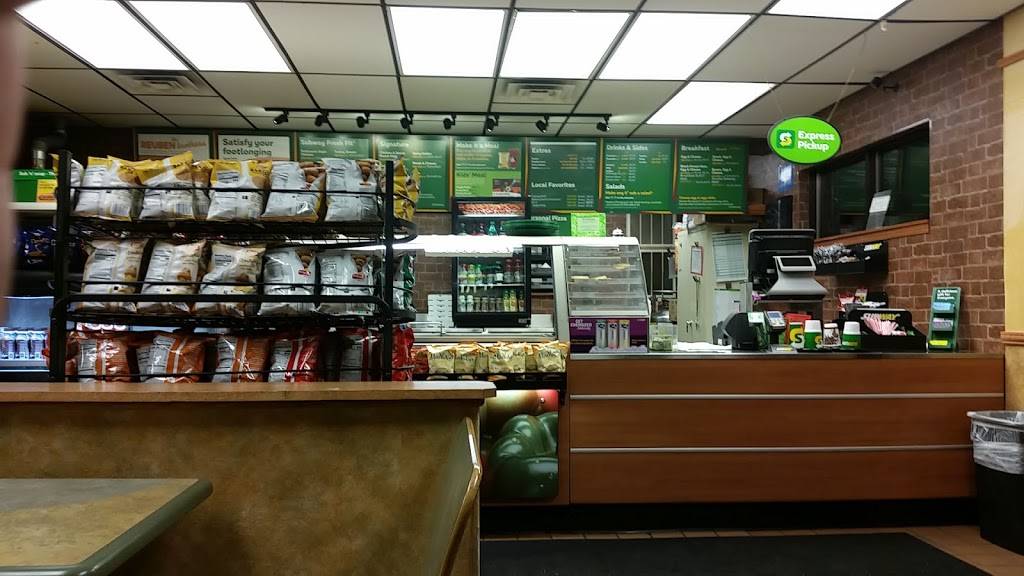 Subway | restaurant | 240 Linn St, Baraboo, WI 53913, USA | 6083560166 OR +1 608-356-0166