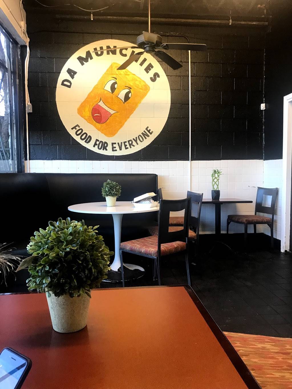 Da Munchies | restaurant | 4121 N Westmoreland Rd, Dallas, TX 75212, USA | 2148287097 OR +1 214-828-7097