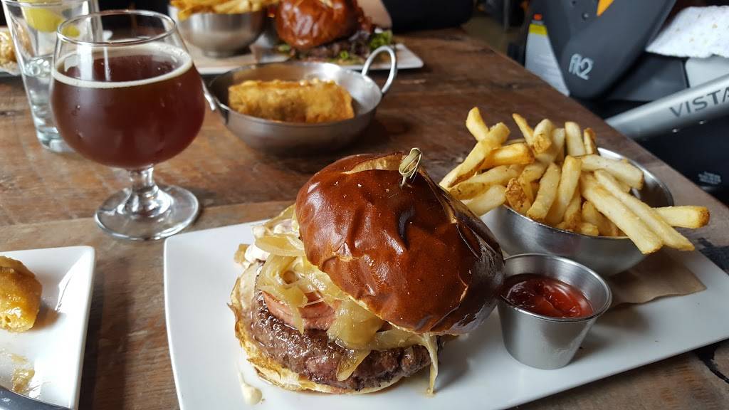 Empire Burgers & Brew | restaurant | 48 W Chicago Ave, Naperville, IL 60540, USA | 6303559000 OR +1 630-355-9000
