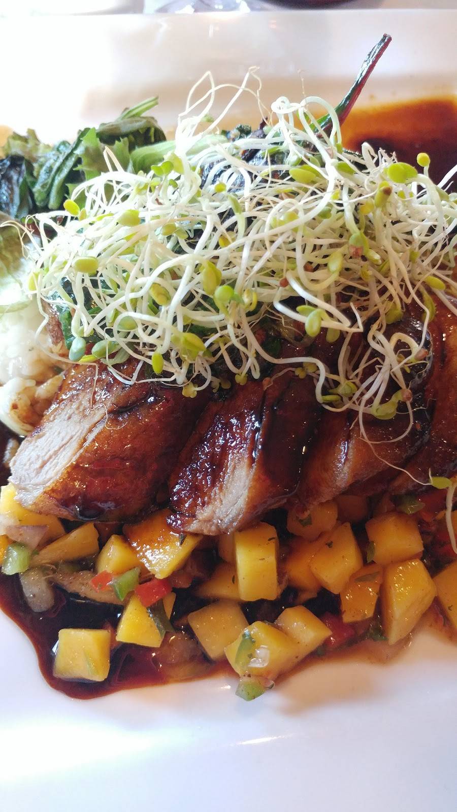 The Hollow Bistro & Brew | restaurant | 10641 Main St, Clarence, NY 14031, USA | 7167597351 OR +1 716-759-7351