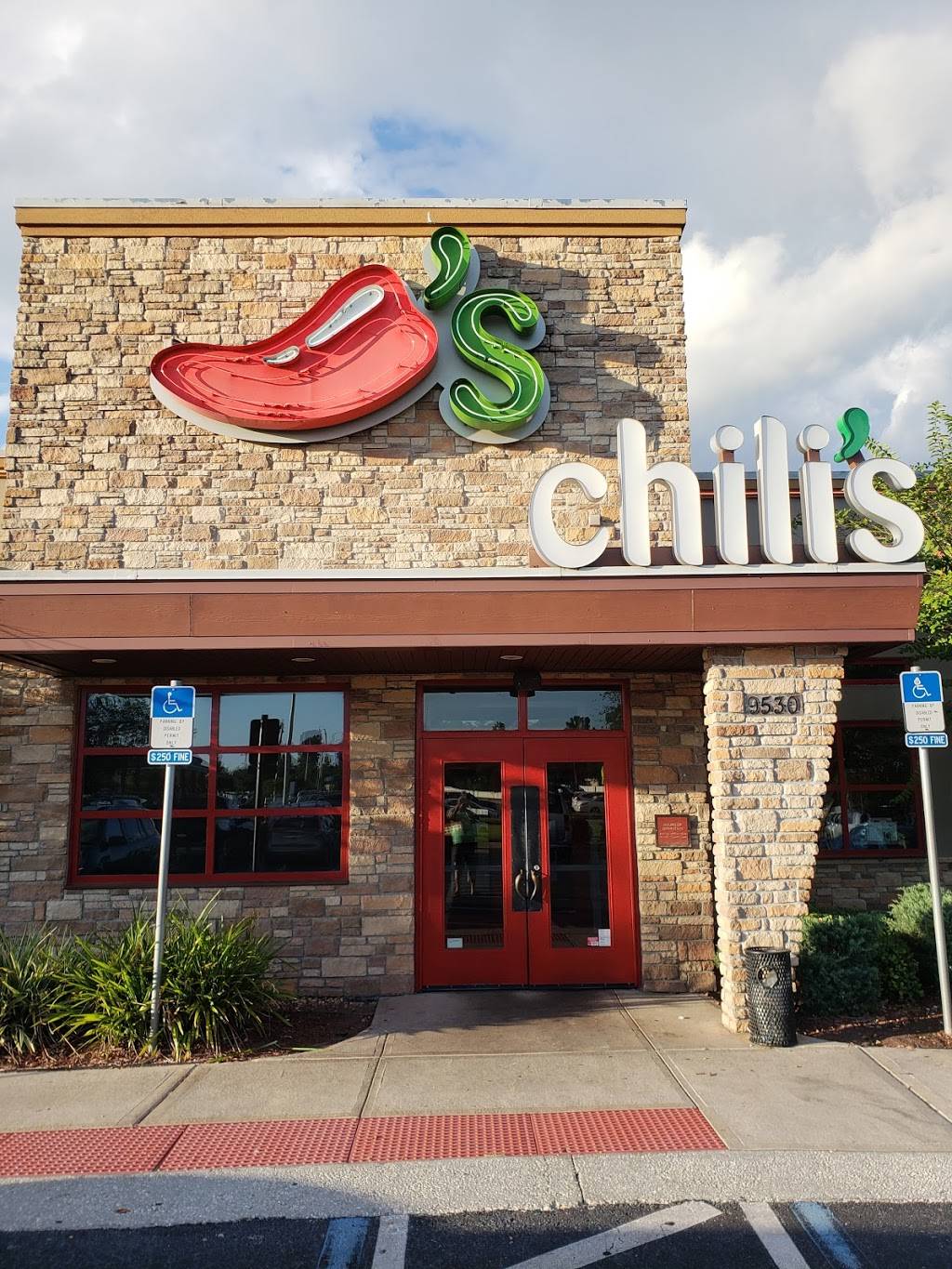 Chilis Grill & Bar | meal takeaway | 9530 Applecross Rd, Jacksonville, FL 32222, USA | 9047787551 OR +1 904-778-7551