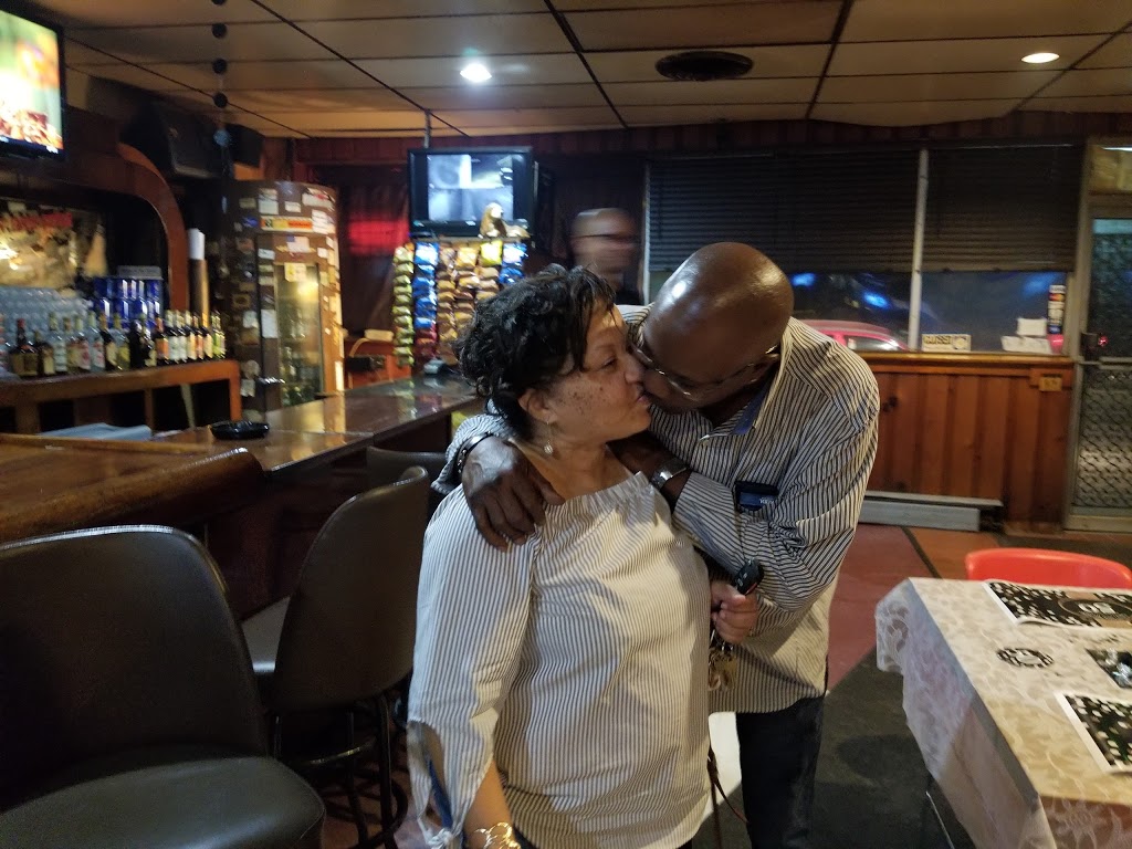 Hunters Inn | restaurant | 3861 Broadway, Gary, IN 46409, USA | 2195884755 OR +1 219-588-4755