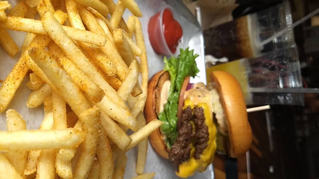 Basic Burger | restaurant | 1101 S Joyce St, Arlington, VA 22202, USA | 7032489333 OR +1 703-248-9333