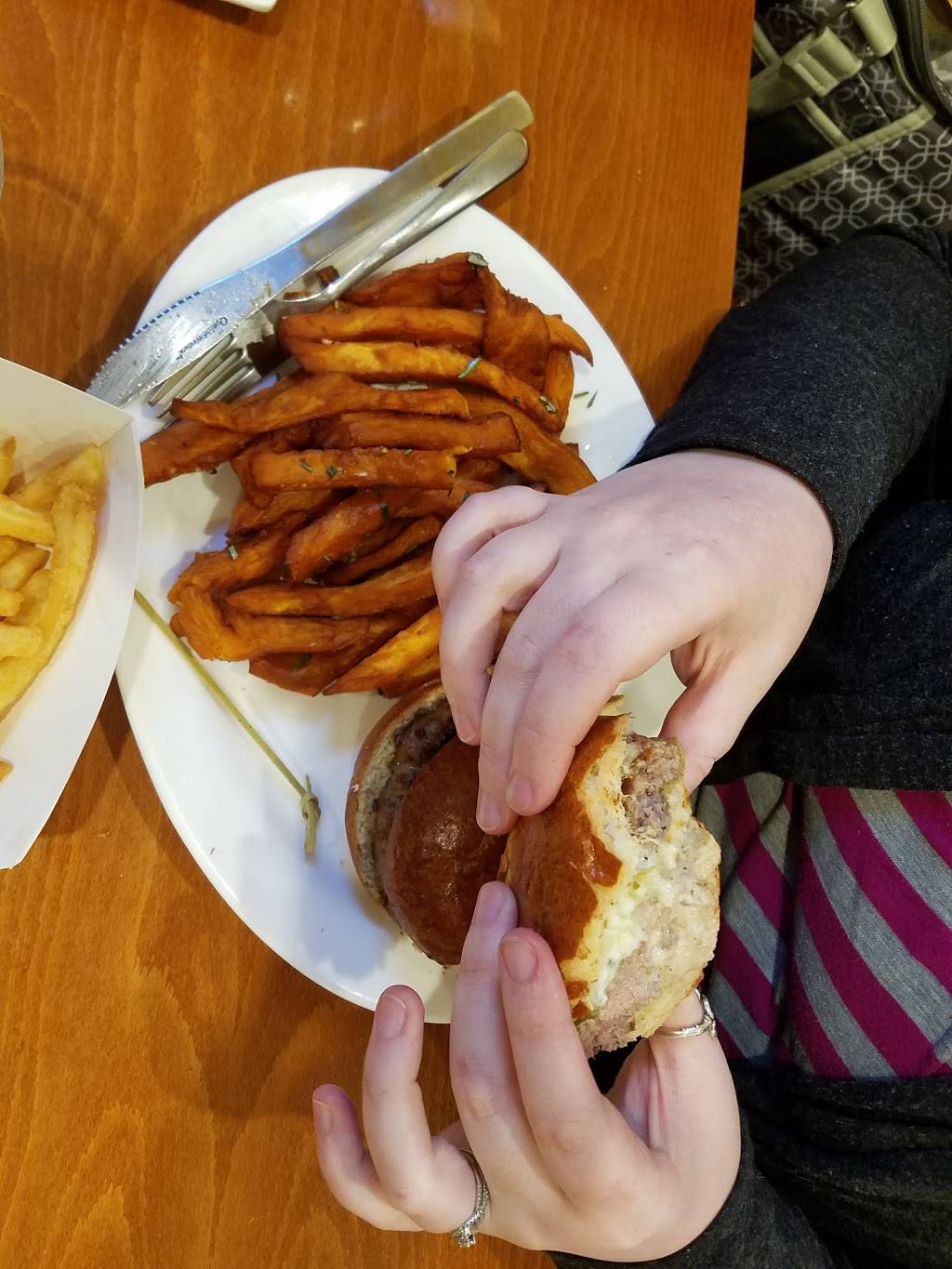 Bistro Burger | restaurant | 605 Middle Neck Rd, Great Neck, NY 11023, USA | 5163219260 OR +1 516-321-9260