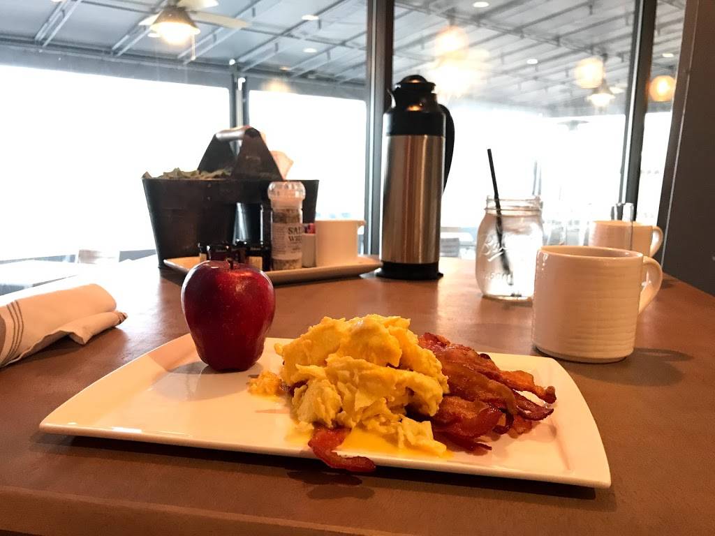 Salt Water Harborside Dining | restaurant | 49 Americas Cup Ave, Newport, RI 02840, USA | 4018483303 OR +1 401-848-3303