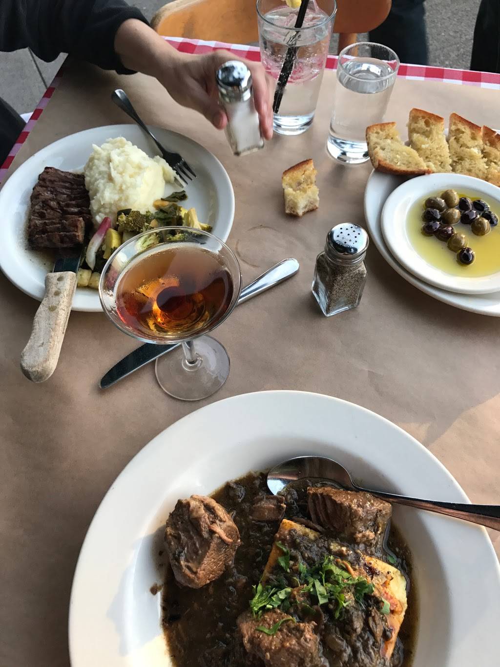 Ginos | restaurant | 8051 SE 13th Ave, Portland, OR 97202, USA | 5032334613 OR +1 503-233-4613