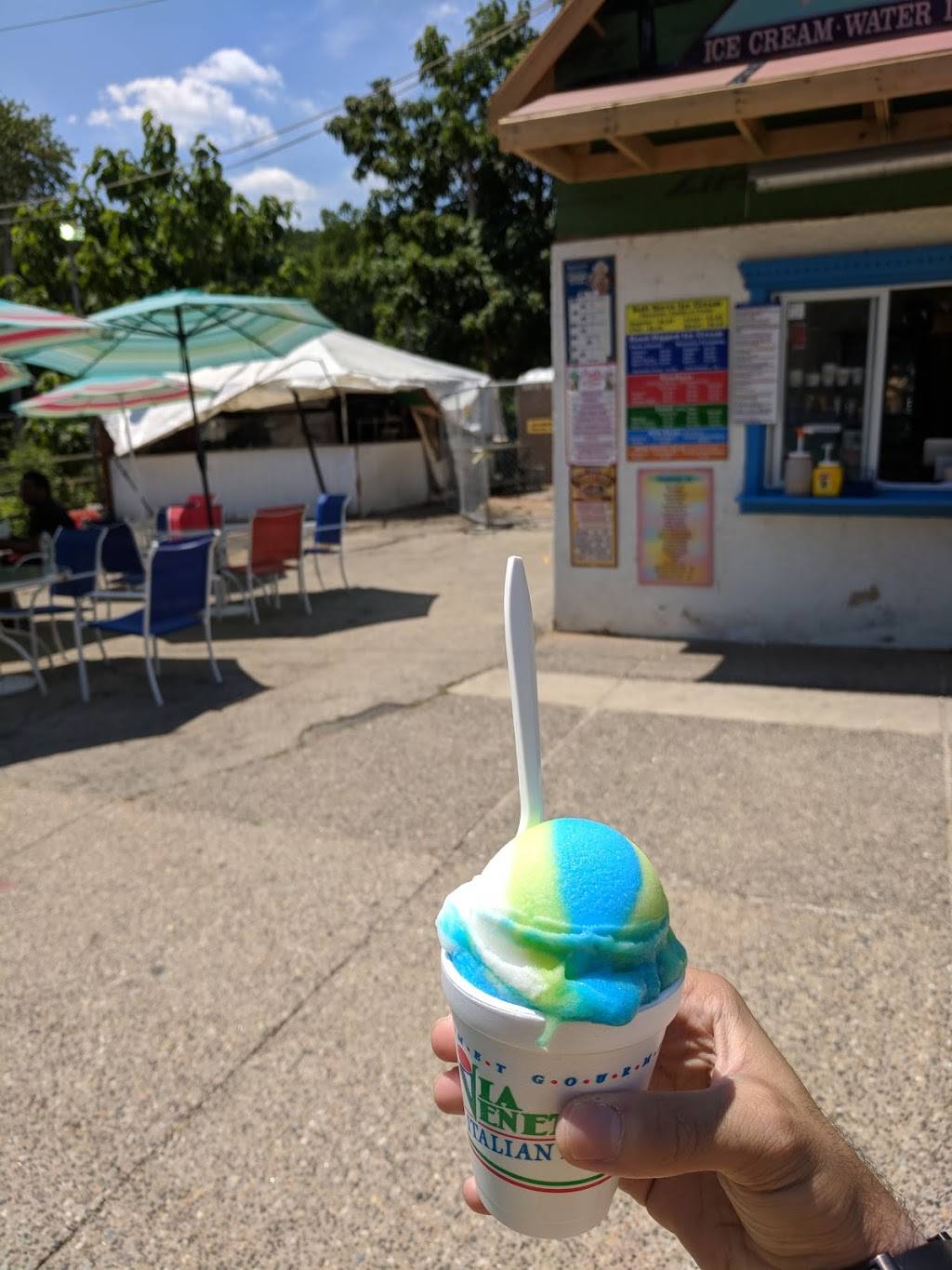 Chloes Corner | restaurant | 4162 Main St, Philadelphia, PA 19127, USA | 2156014100 OR +1 215-601-4100