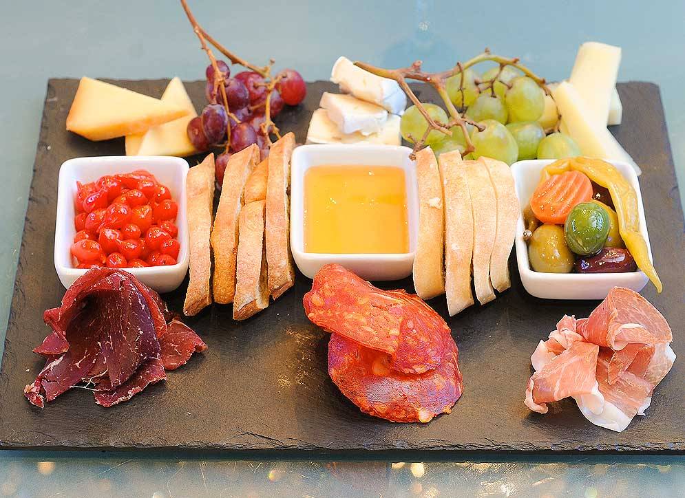 Cagneys Steakhouse & Winebar | restaurant | 128 Queen St S Unit 10, Mississauga, ON L5M 1K8, Canada | 9058262311 OR +1 905-826-2311