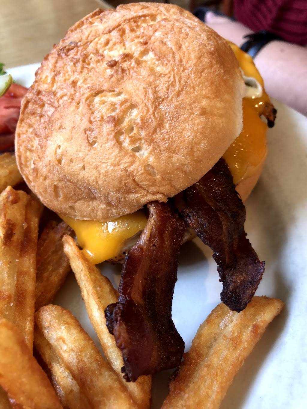 Gilded Otter | restaurant | 3 Main St, New Paltz, NY 12561, USA | 8452561700 OR +1 845-256-1700