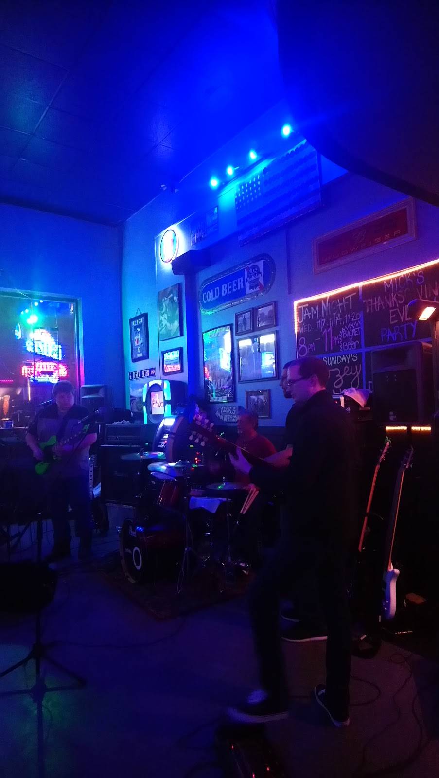 Micks Place | restaurant | 204 Factory St, Watertown, NY 13601, USA | 3157861992 OR +1 315-786-1992