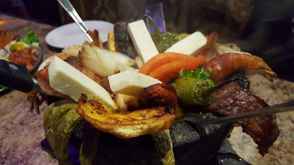 Chili Peppers Mexican Restaurant & Seafood | restaurant | 4421 Las Posas Rd, Camarillo, CA 93010, USA | 8054847260 OR +1 805-484-7260