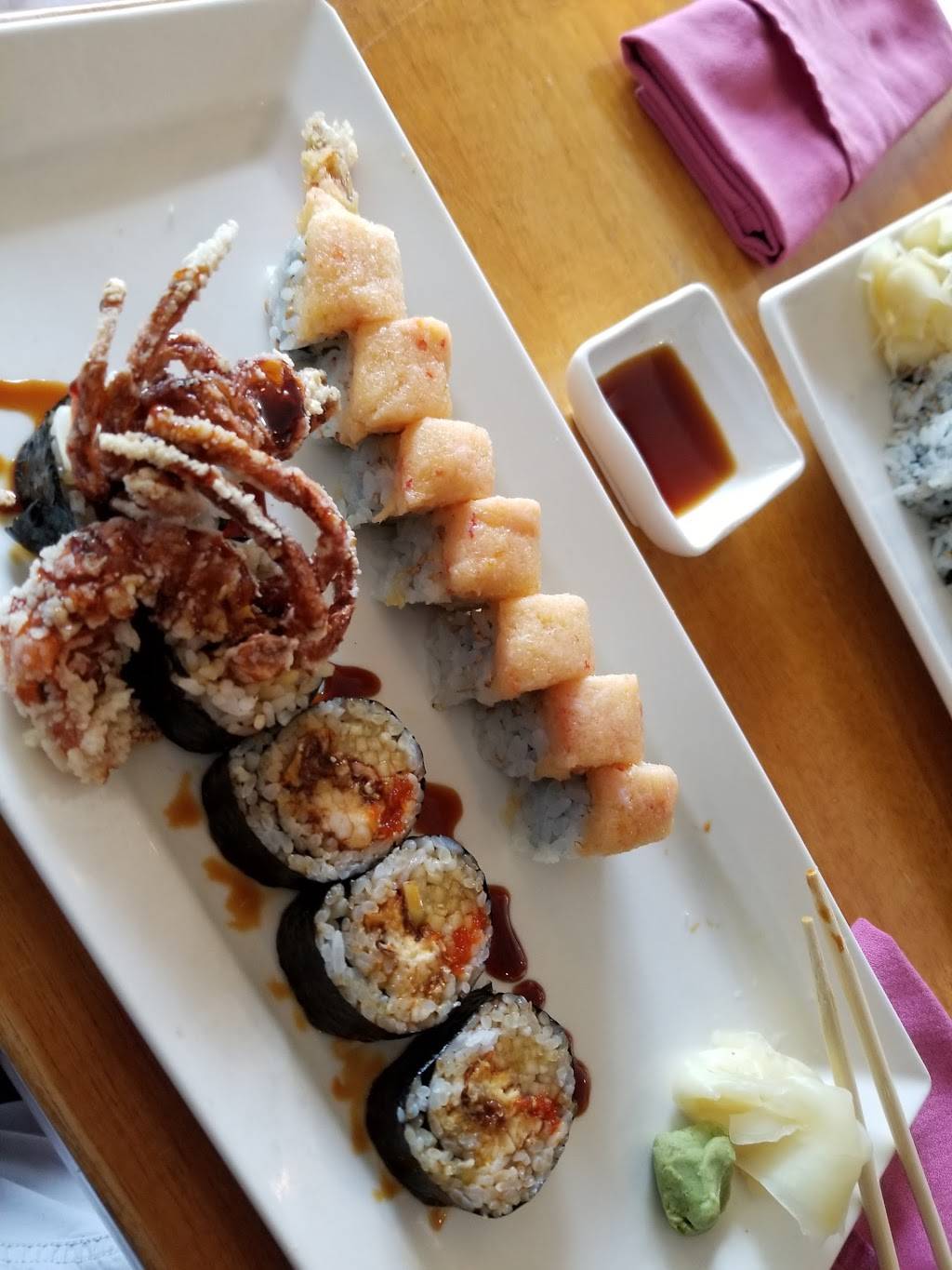 MoMo Sushi | restaurant | 17 Turnpike Square, Milford, CT 06460, USA | 2038777686 OR +1 203-877-7686