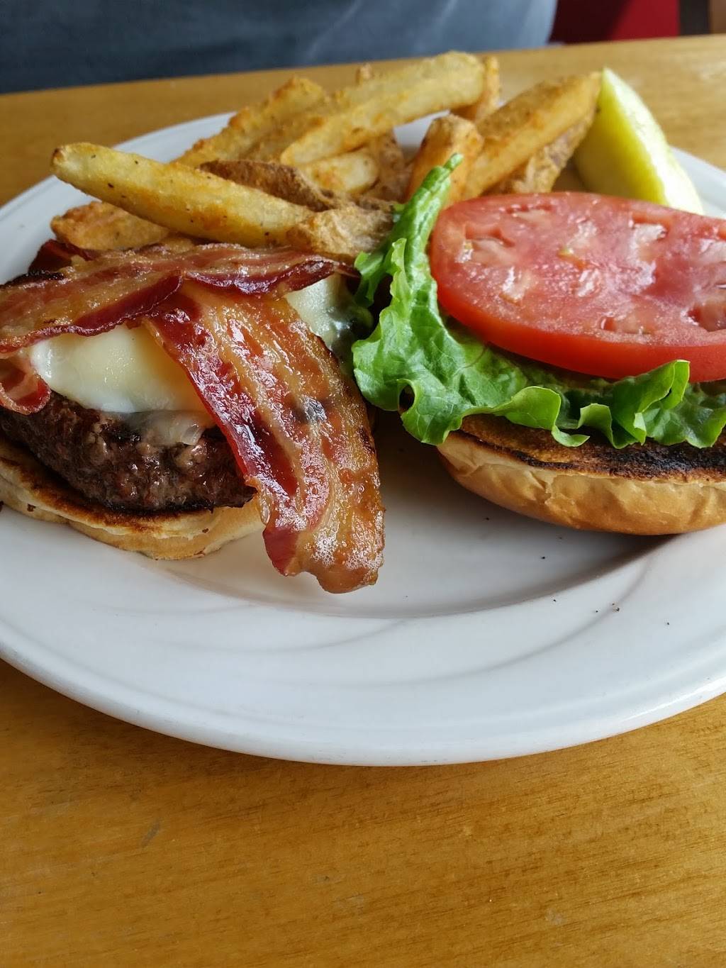 Flying Goose Brew Pub | restaurant | 40 Andover Road, New London, NH 03257, USA | 6035266899 OR +1 603-526-6899