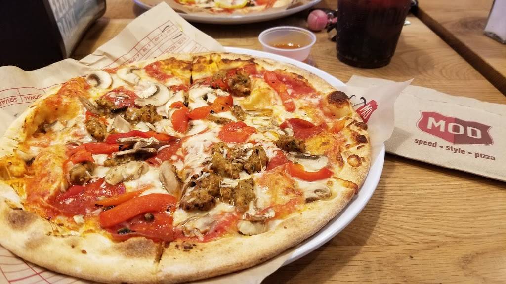 MOD Pizza | restaurant | 160 W Town Square Way #100, Oak Creek, WI 53154, USA | 2623300027 OR +1 262-330-0027