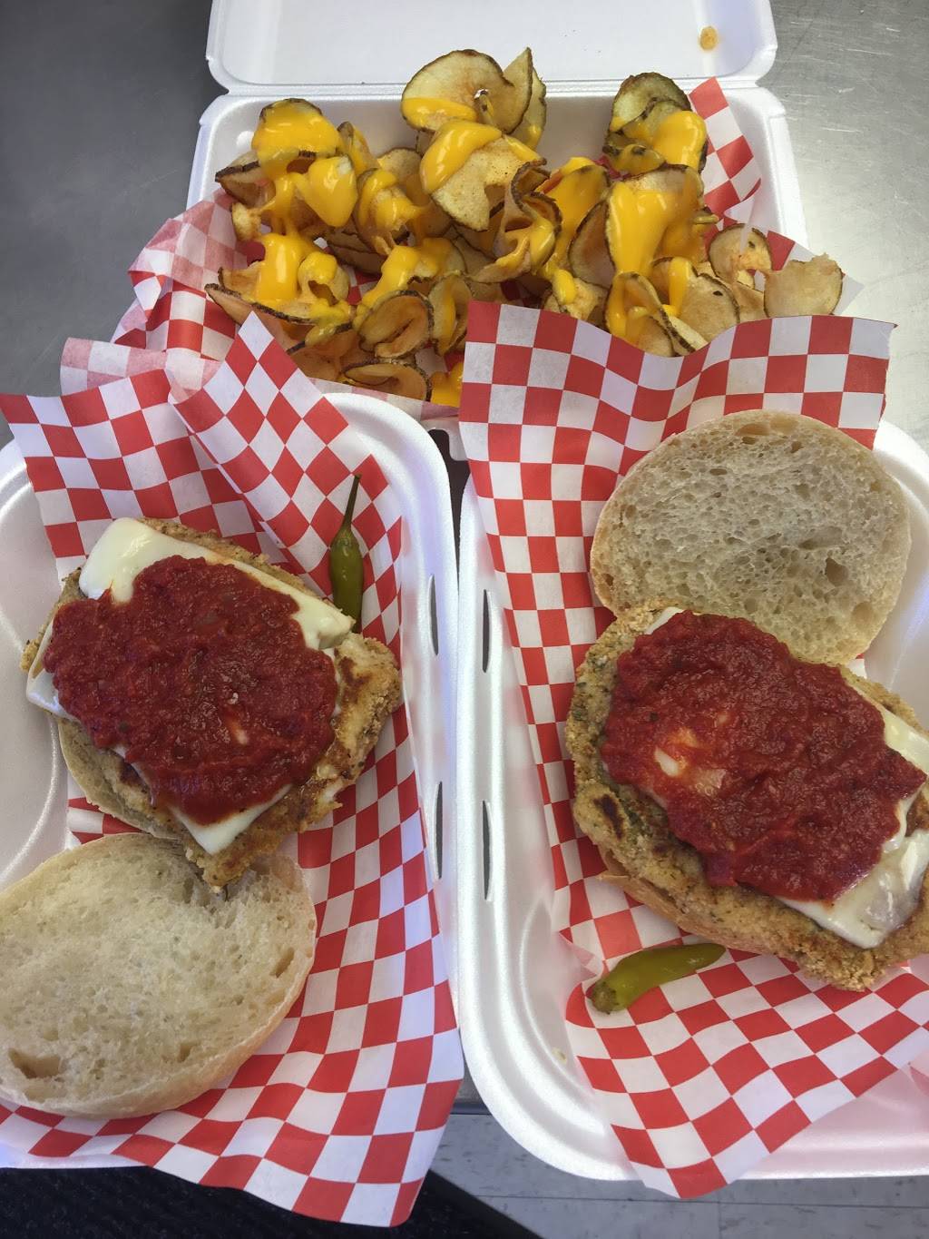 Gibbys Good Eats & Treats | restaurant | 800 4th Ave, Coraopolis, PA 15108, USA | 4122649866 OR +1 412-264-9866