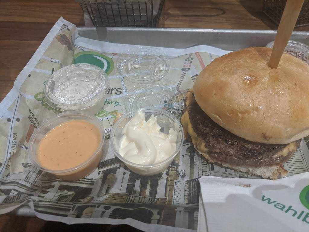 Wahlburgers @ Hy-vee | restaurant | 301 NE Rice Rd, Lees Summit, MO 64086, USA | 8163473526 OR +1 816-347-3526