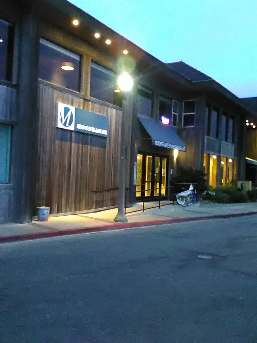 Moonraker | restaurant | 105 Rockaway Beach Ave, Pacifica, CA 94044, USA | 6505577025 OR +1 650-557-7025