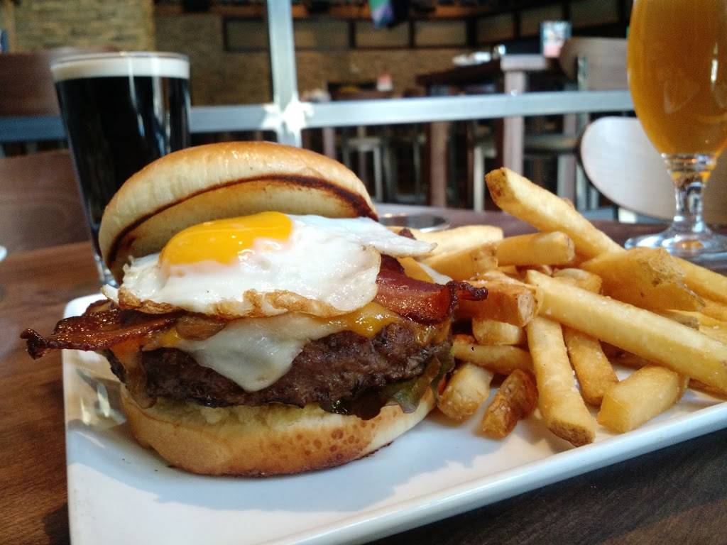 The Boundary Tavern and Grille | restaurant | 1932 W Division St, Chicago, IL 60622, USA | 7732781919 OR +1 773-278-1919