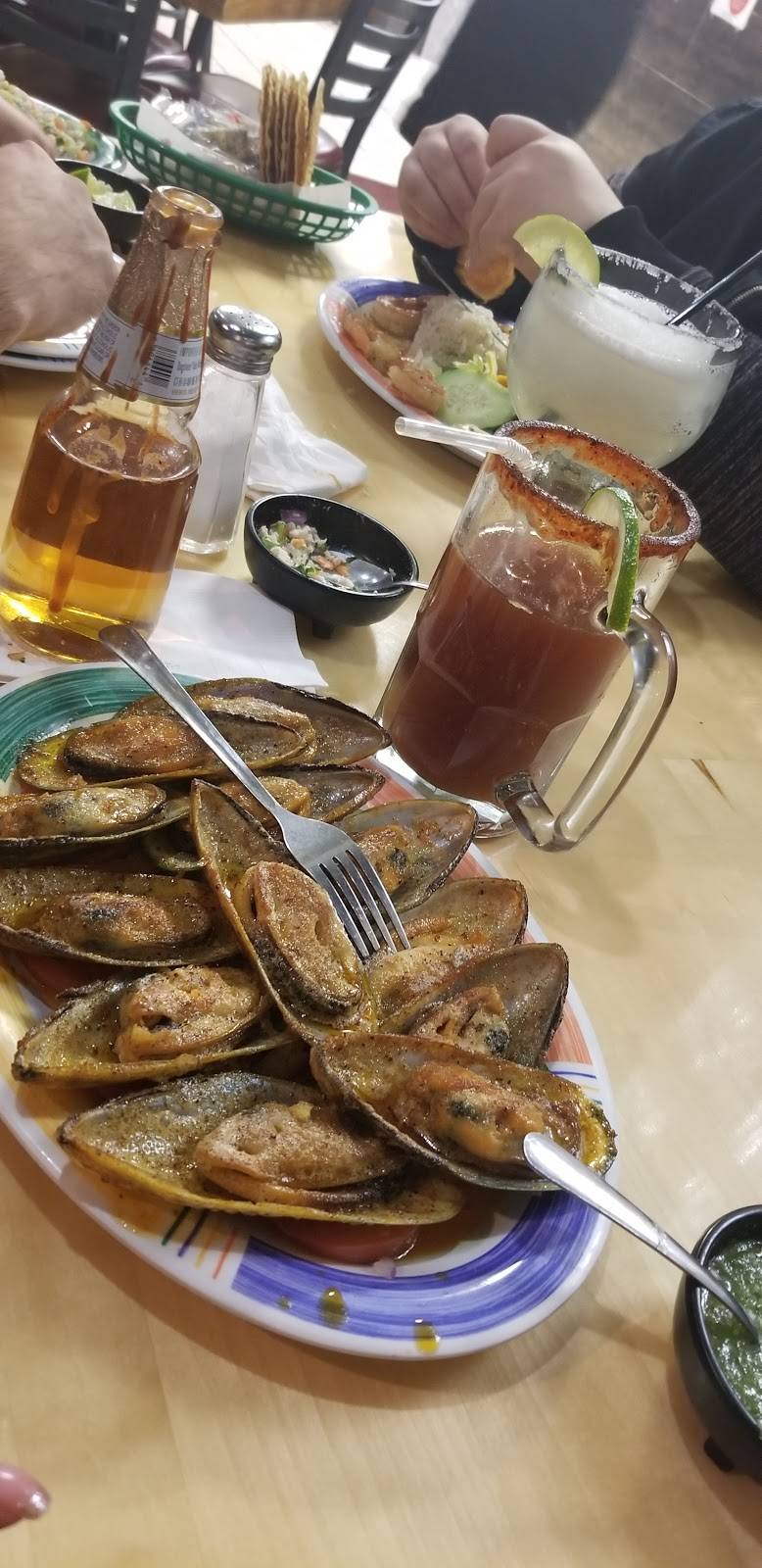 Las Islitas | restaurant | 3200 W North Ave, Stone Park, IL 60165, USA | 7083458699 OR +1 708-345-8699