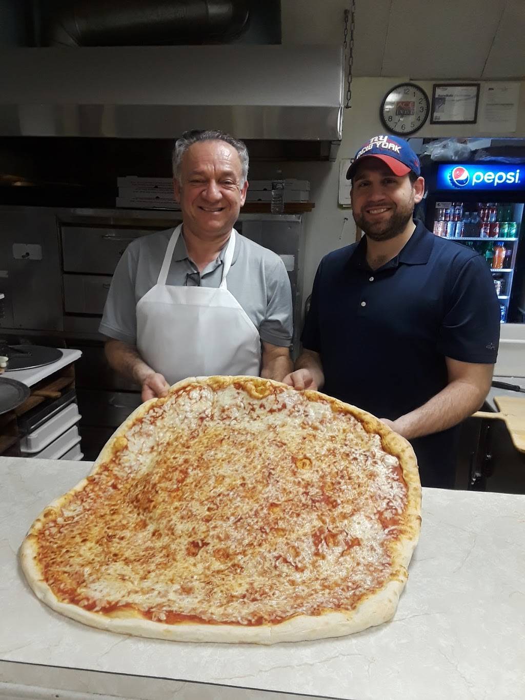Ljubos Pizza | meal takeaway | 15 Westchester Square, Bronx, NY 10461, USA | 7188630874 OR +1 718-863-0874