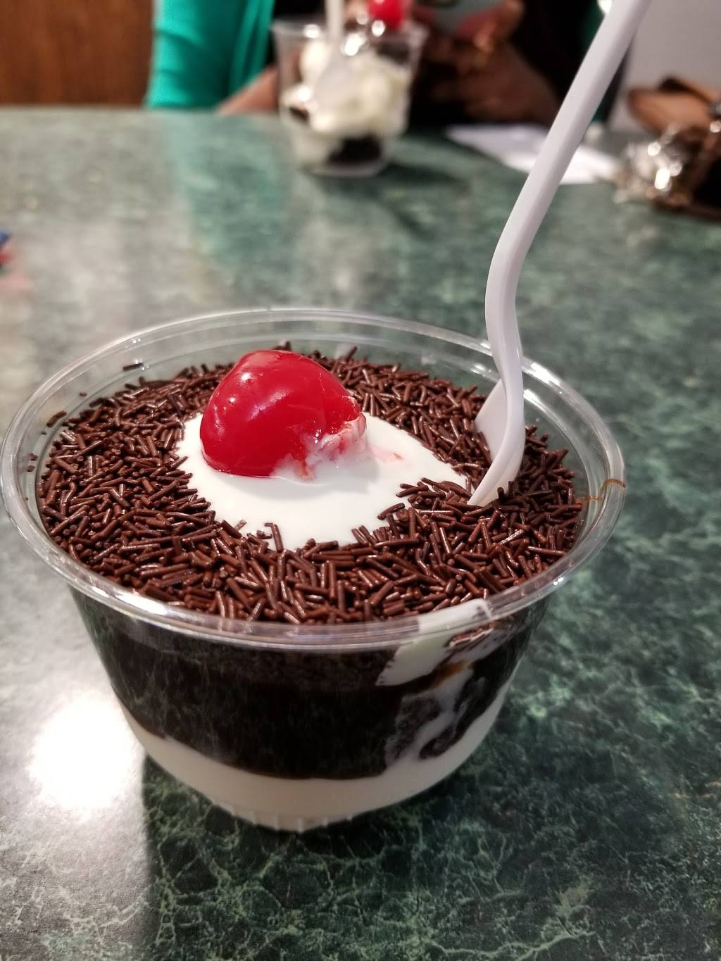 Gilles Frozen Custard | restaurant | 7515 W Bluemound Rd, Milwaukee, WI 53213, USA | 4144534875 OR +1 414-453-4875