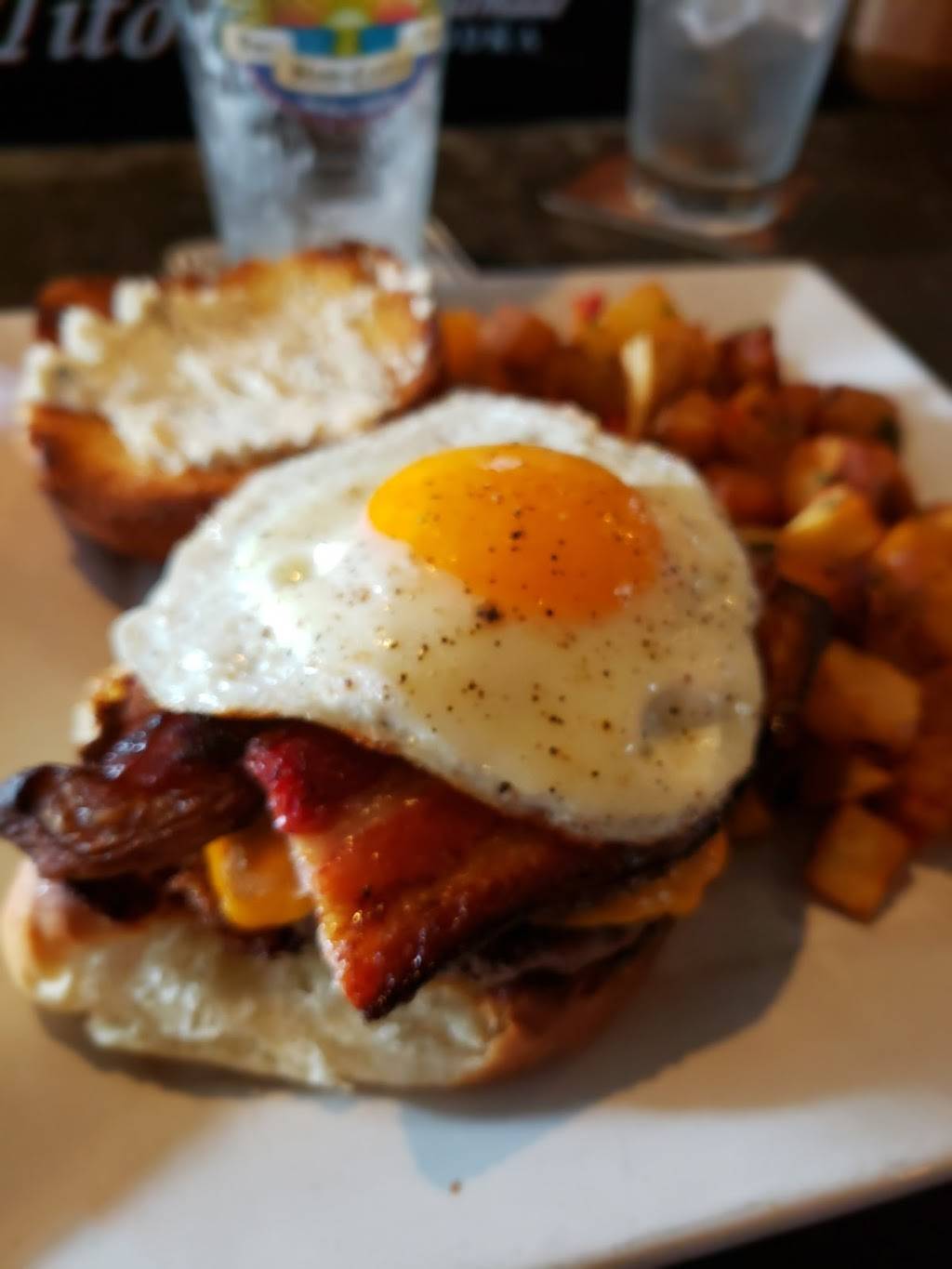 Tremont Taphouse | restaurant | 2572 Scranton Rd, Cleveland, OH 44113, USA | 2162984451 OR +1 216-298-4451