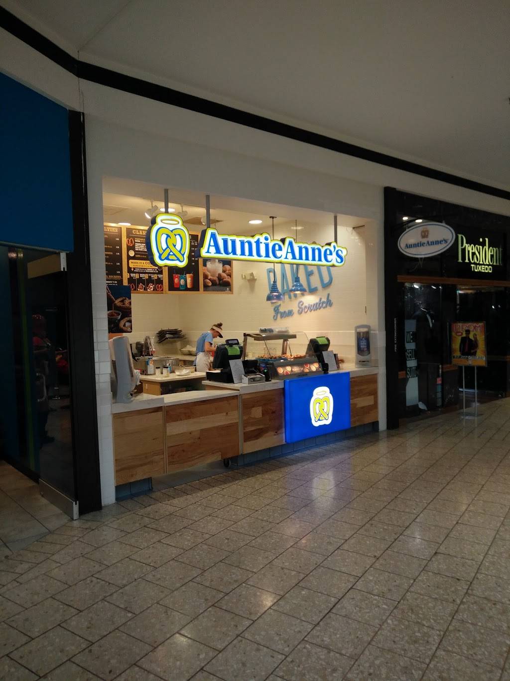 Auntie Annes Pretzels | restaurant | 14000 Lakeside Cir #1475, Sterling Heights, MI 48313, USA | 5865326380 OR +1 586-532-6380
