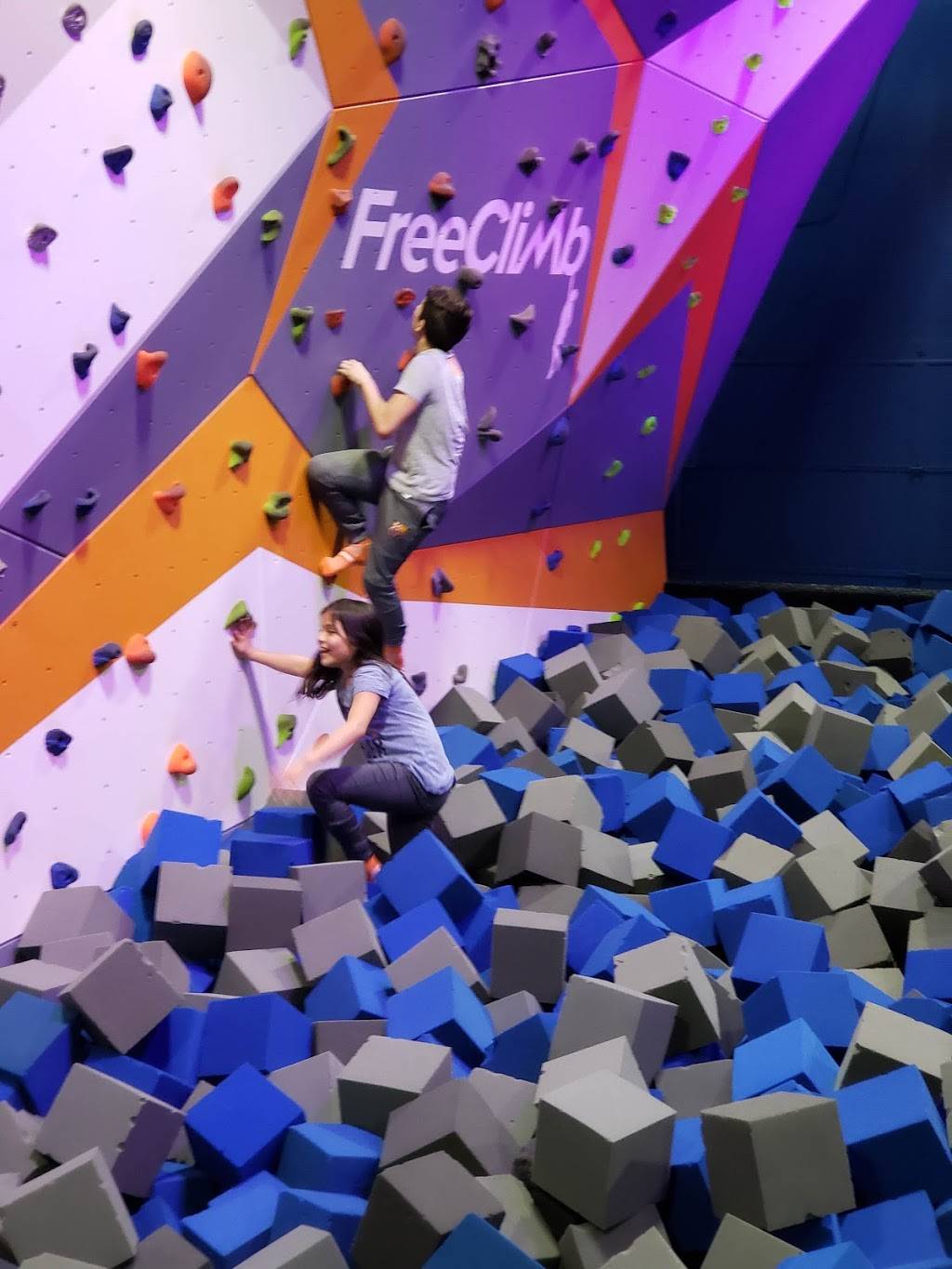 Sky Zone Trampoline Park | restaurant | 325 W Lake St Ste A, Elmhurst, IL 60126, USA | 6304788339 OR +1 630-478-8339