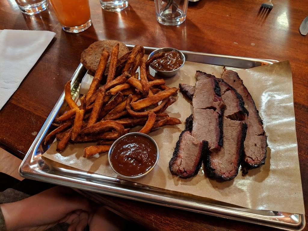 Black Dog Smoke & Ale House | restaurant | 201 N Broadway Ave, Urbana, IL 61801, USA | 2173449342 OR +1 217-344-9342