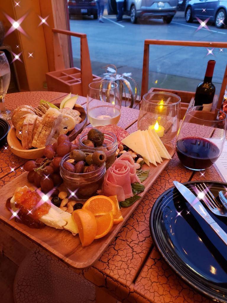 Wine Down Dog | restaurant | 41 Cowlitz St W B, Castle Rock, WA 98611, USA | 2065501451 OR +1 206-550-1451