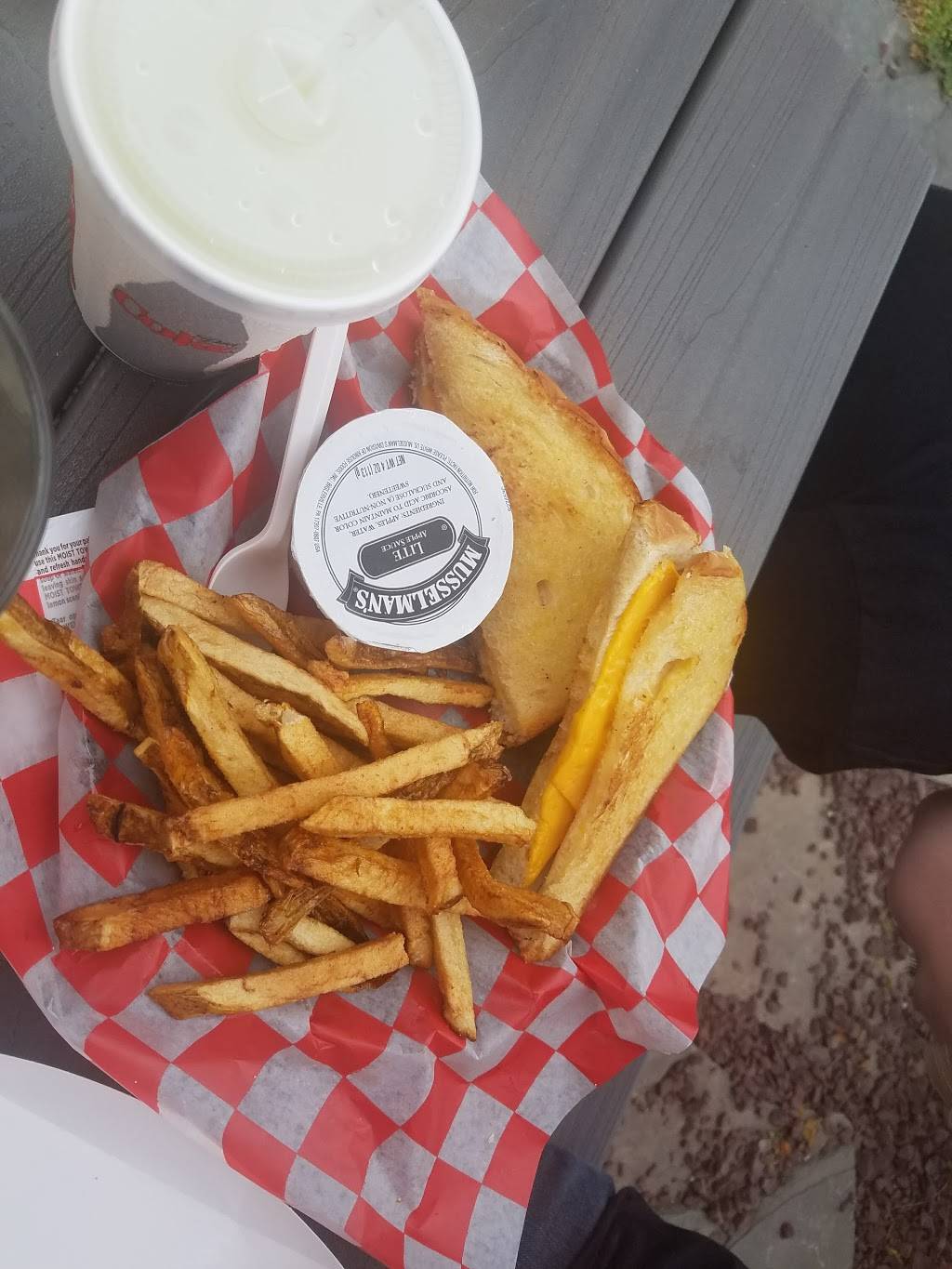 Stewartstown Smokehouse And Beer Barn | restaurant | 9 N Hill St, Stewartstown, PA 17363, USA | 7179932003 OR +1 717-993-2003