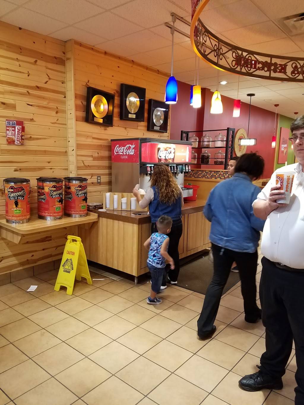 Popeyes Louisiana Kitchen | restaurant | 6418 Springfield Plaza, Springfield, VA 22150, USA | 7035697371 OR +1 703-569-7371