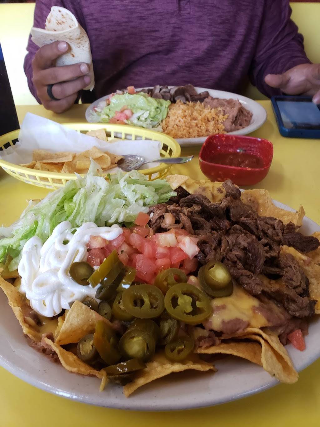 Taqueria Vallarta | restaurant | 215 S Sunset Strip St, Kenedy, TX 78119, USA | 8305832600 OR +1 830-583-2600