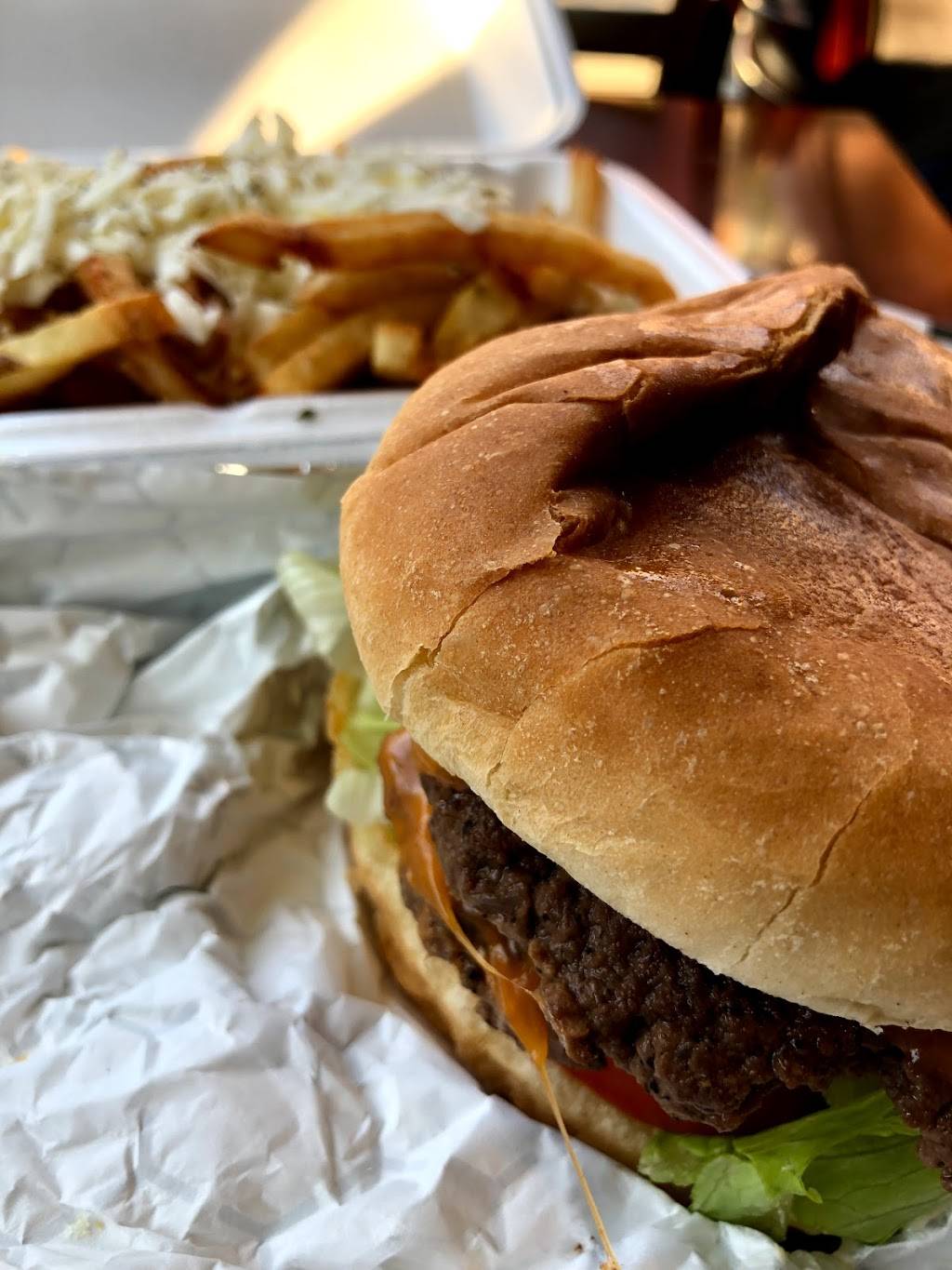 The Bulging Burger | restaurant | 2459 Queen St E, Toronto, ON M4E 1H7, Canada | 4166908466 OR +1 416-690-8466