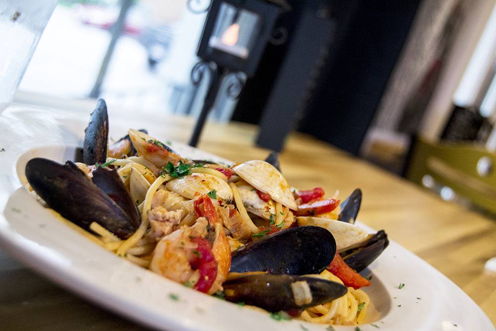 Molto Bene Italian Eatery | restaurant | 18401 Detroit Ave, Lakewood, OH 44107, USA | 2162737333 OR +1 216-273-7333