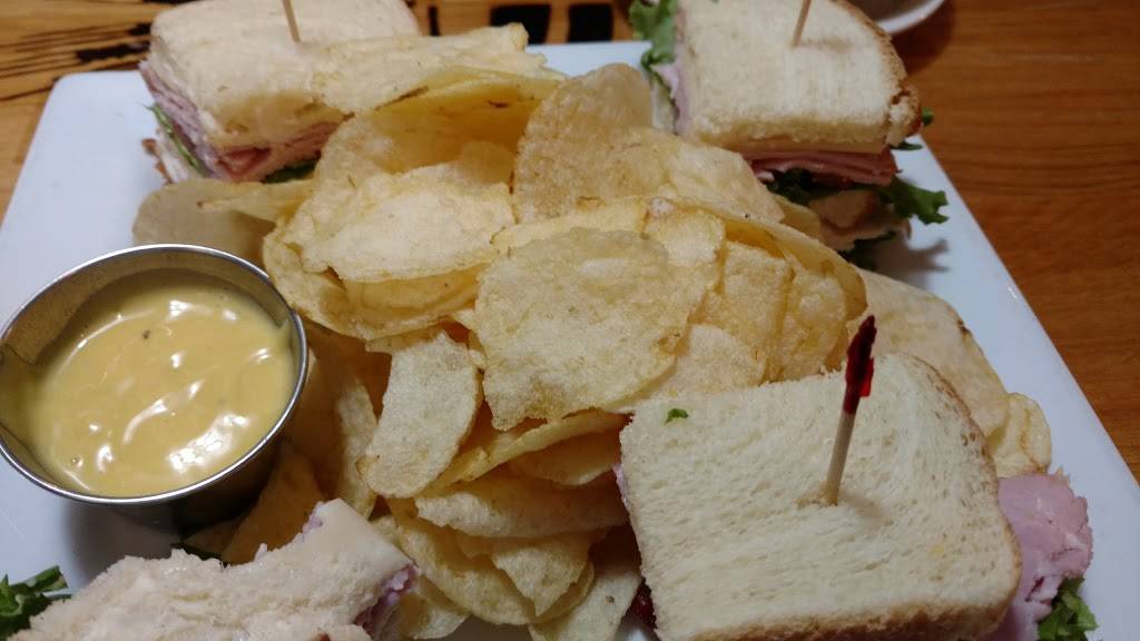 LiL Charlies Restaurant & Brewery | restaurant | 504 East E Pearl St, Batesville, IN 47006, USA | 8129346392 OR +1 812-934-6392