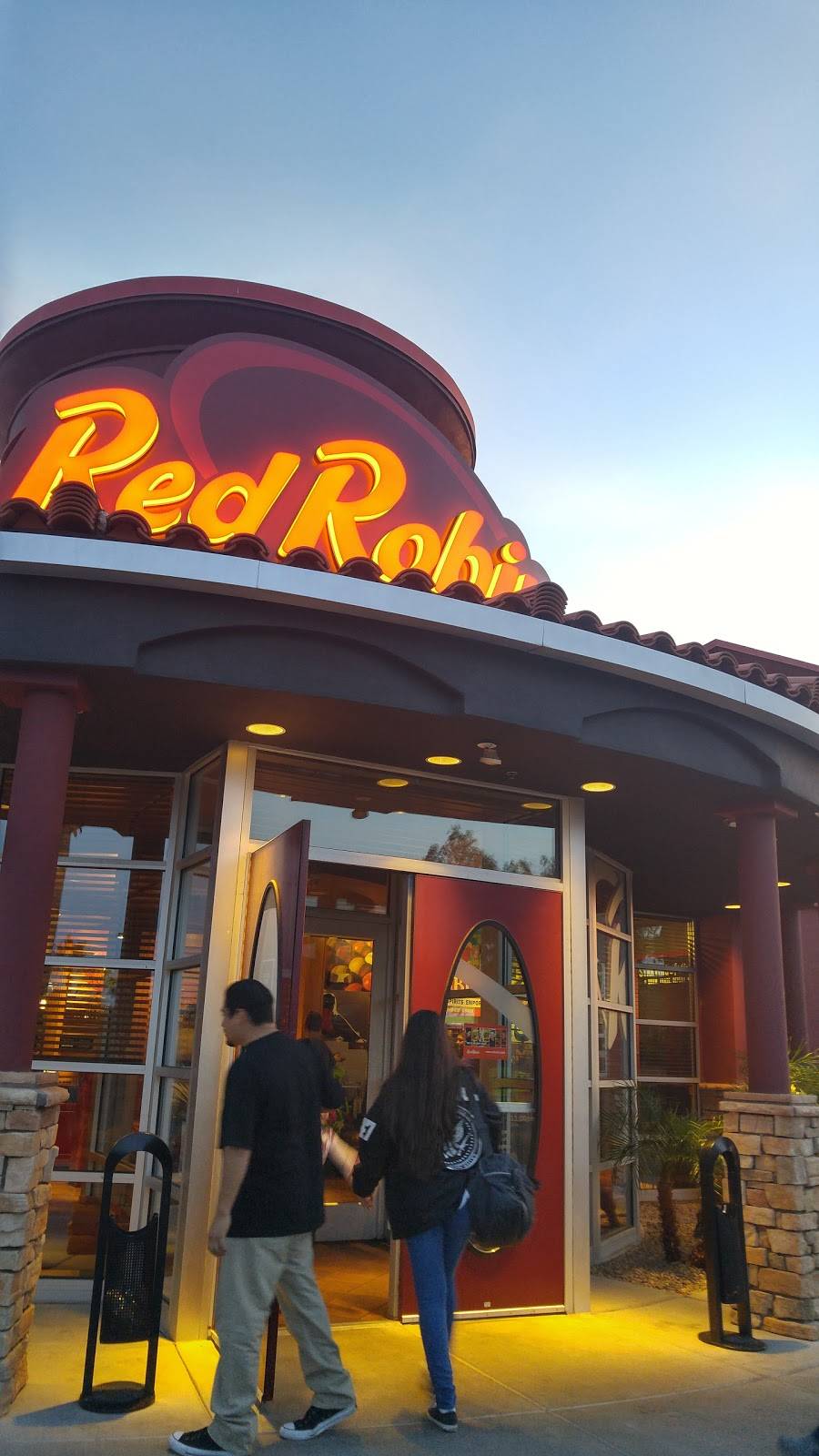 Red Robin Gourmet Burgers and Brews | restaurant | 14015 W Bell Rd, Surprise, AZ 85374, USA | 6235569066 OR +1 623-556-9066