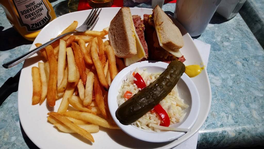 Déli Chenoys Gatineau | restaurant | 120 Boulevard de lHôpital, Gatineau, QC J8T 8M2, Canada | 8195613354 OR +1 819-561-3354