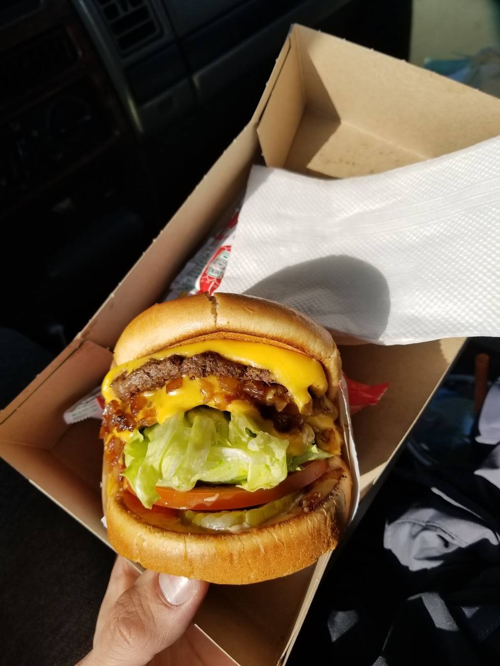 In-N-Out Burger | restaurant | 1490 E Yosemite Ave, Manteca, CA 95336, USA | 8007861000 OR +1 800-786-1000