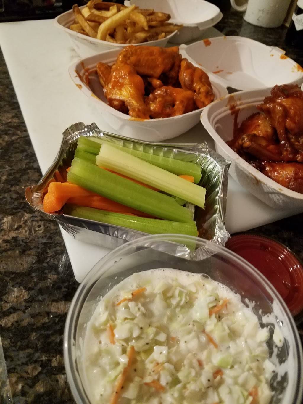 Detroit Wing Company | restaurant | 23327 Greenfield Rd, Southfield, MI 48075, USA | 2483077391 OR +1 248-307-7391