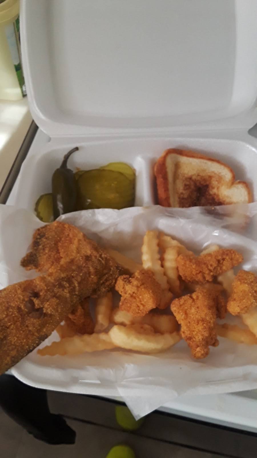 Ronnies Catfish & More | restaurant | 1231 E Red Bird Ln, Dallas, TX 75241, USA | 2143726565 OR +1 214-372-6565