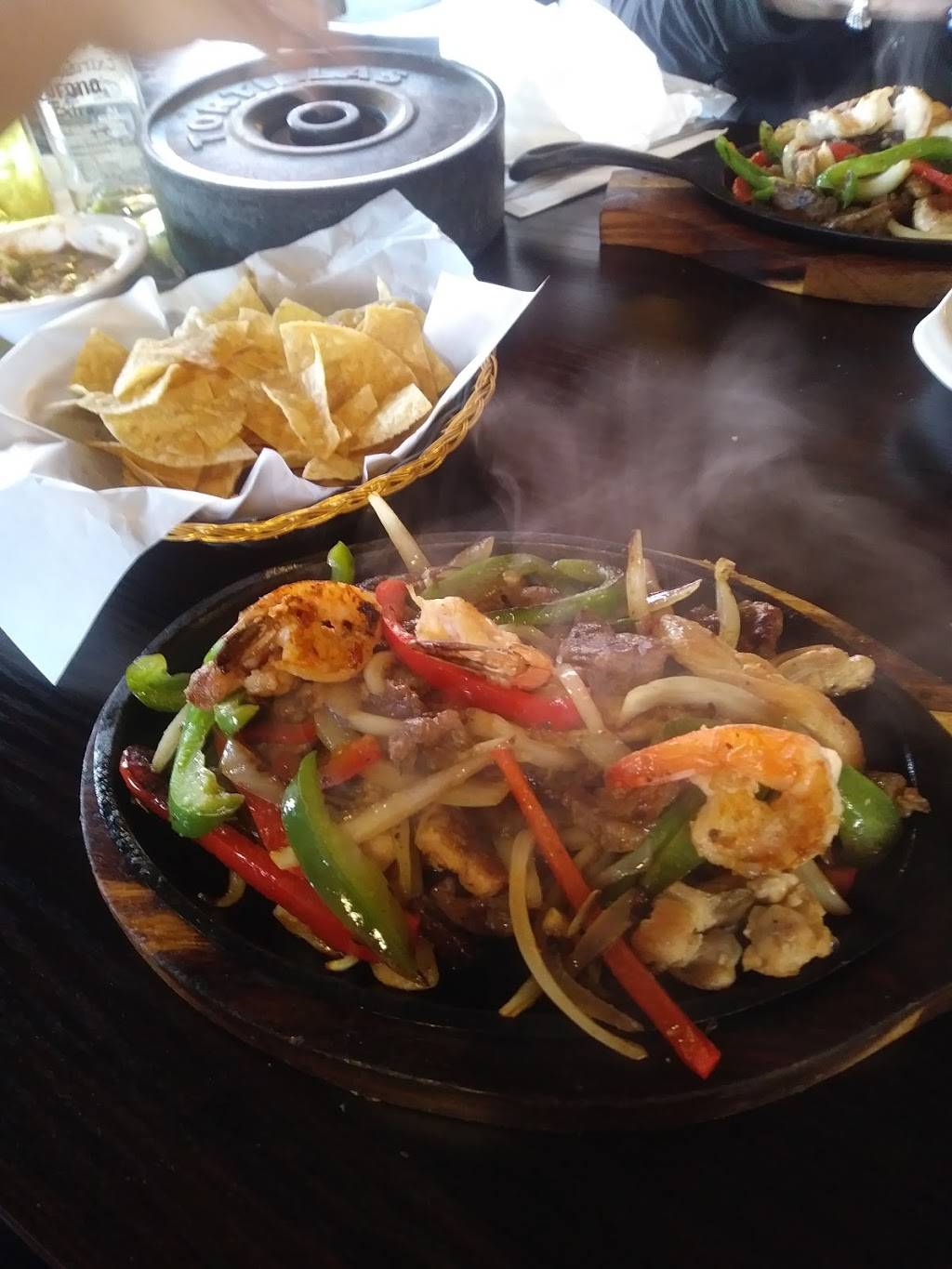 Sirenitas Restaurant | restaurant | 410 W Willow St, Long Beach, CA 90806, USA | 5624274887 OR +1 562-427-4887