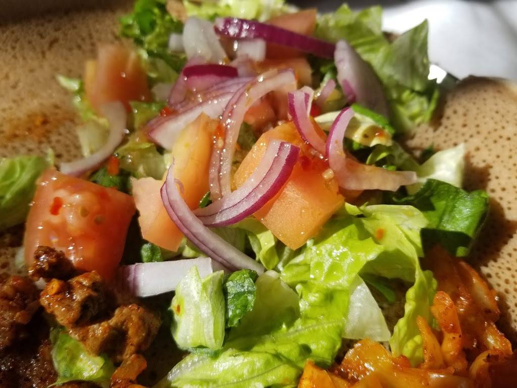 Denden Restaurant | restaurant | 6635 N Clark St, Chicago, IL 60626, USA | 7739734752 OR +1 773-973-4752