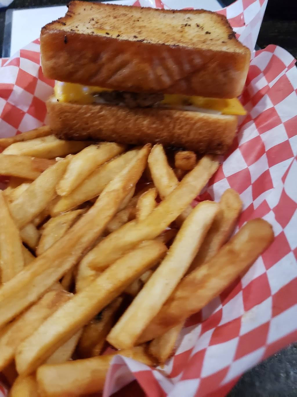 Mueths Tavern | restaurant | 2 N Main St, Smithton, IL 62285, USA | 6182778309 OR +1 618-277-8309